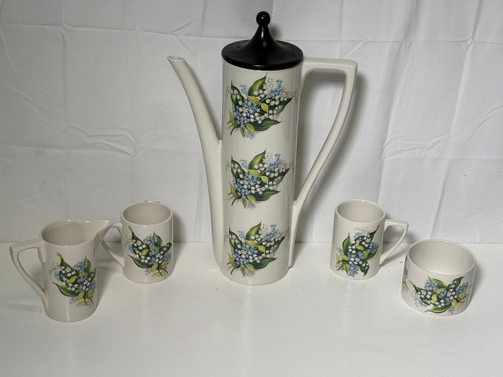 Lot 162: Retro Coffee Pot With Creamer, Sugar bowl and 2 cups