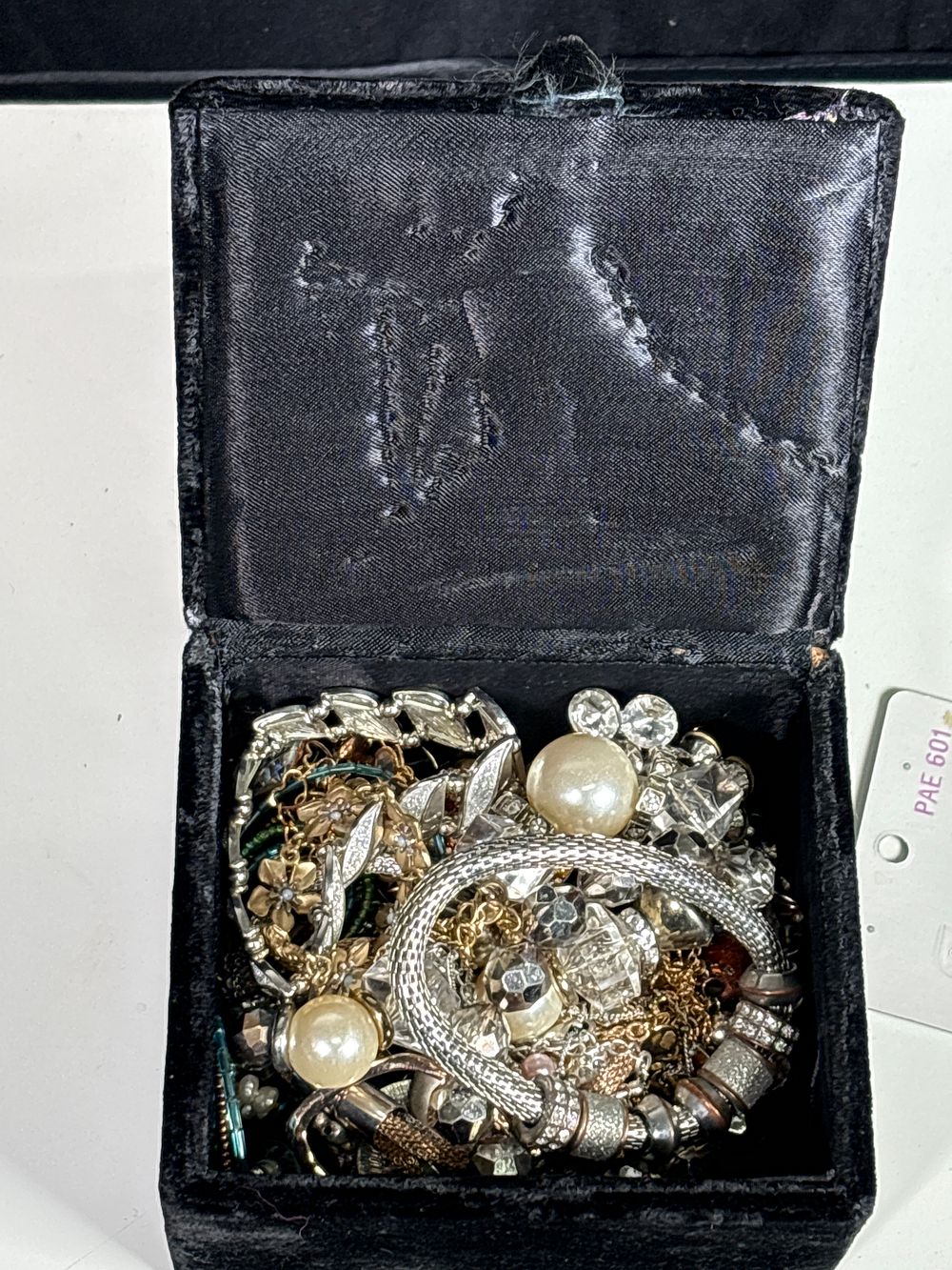 Lot 171: Jewellery Box and Contents