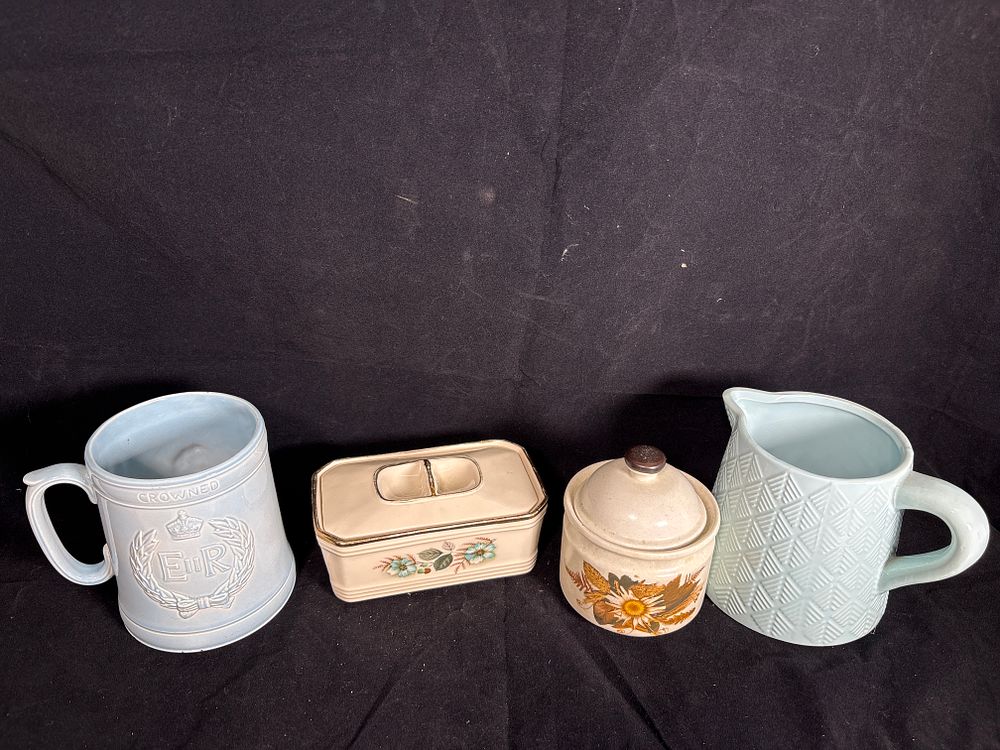 Lot 177: Ceramics to include