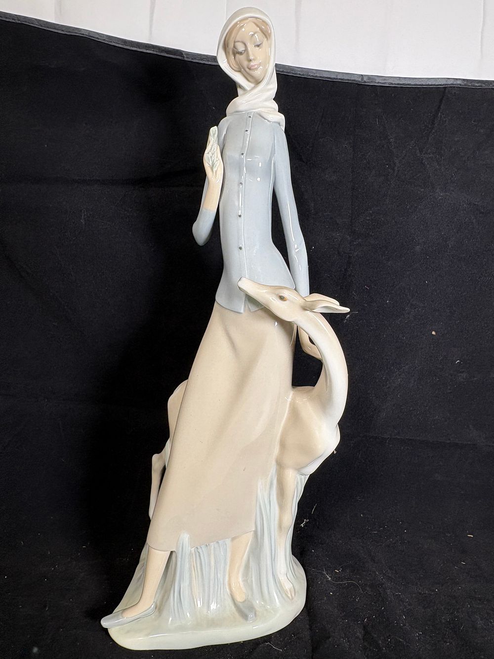 Lot 186: Lladro Diana & Fawn porcelain figurine, model number 4514