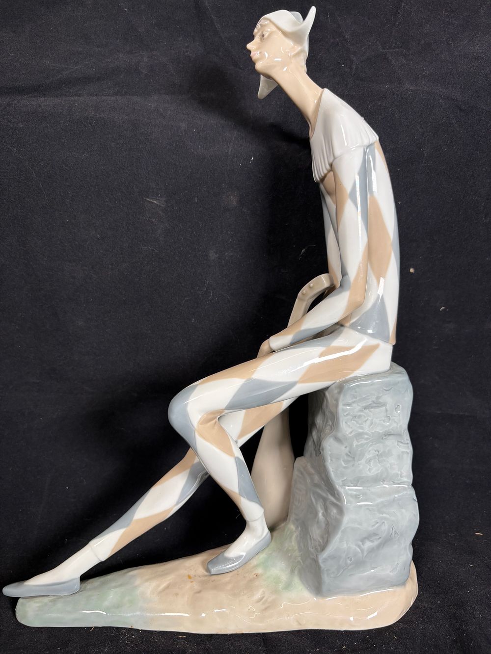 Lot 187: Lladró Harlequin porcelain figurine, also known by the model number 8219