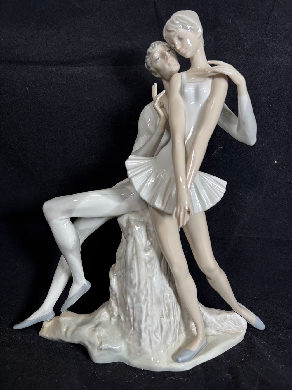 Lot 188: Lladro porcelain figurine titled "Idyl" Collection only