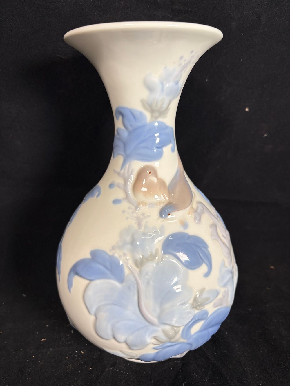 Lot 189: retired Lladró "Flower Vase (Sparrows)" with a white, blue, and grey glazed finish