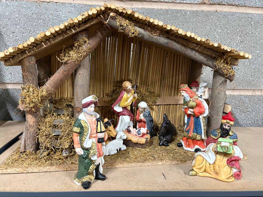 Lot 194: Nativity Set With Ceramic Figures