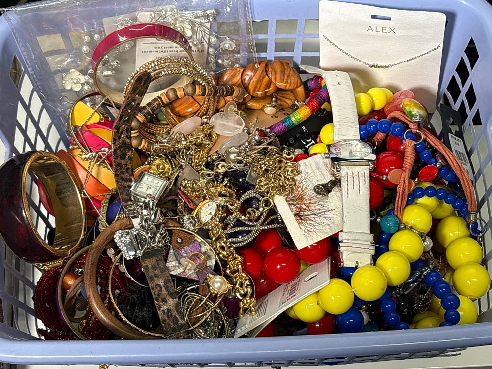Lot 222: Over 2.5 Kilos of Jewellery and Watches
