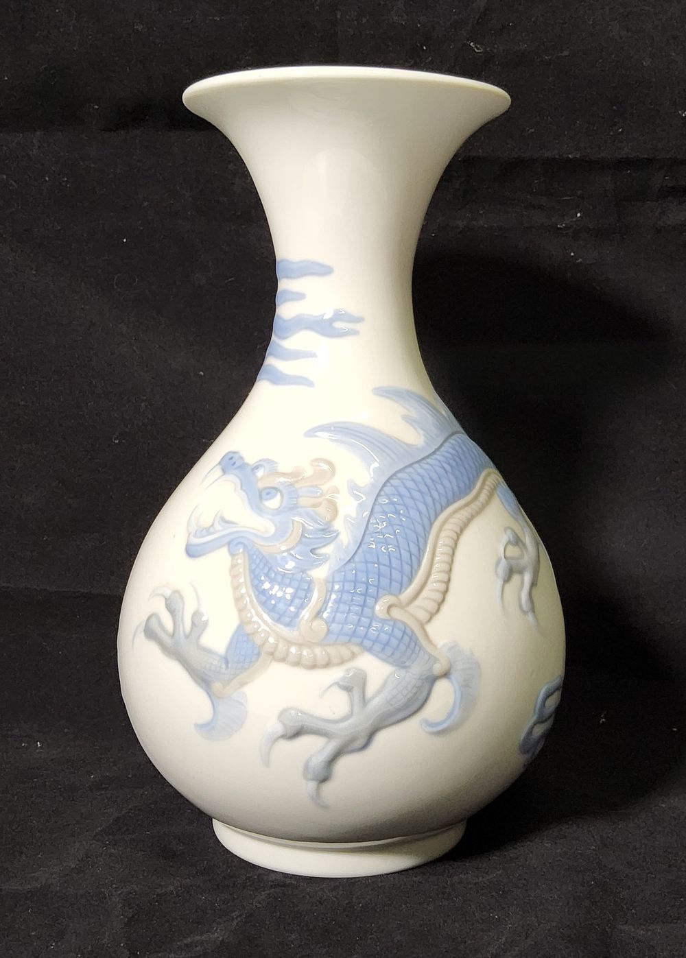 Lot 226: "Lladro" Dragon vase