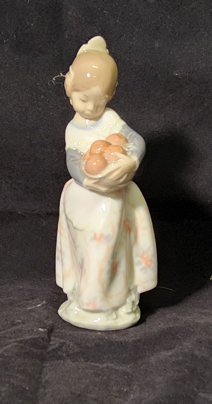 Lot 227: Valencian figure Lladro Figurine.