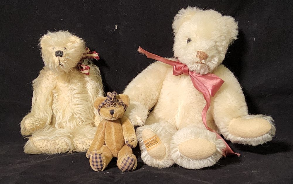 Lot 228: 3 x Small vintage articulated "Collectors Bears".
