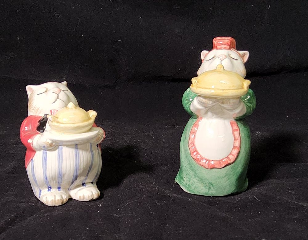 Lot 229: Set of "Fitz & Floyd Vintage Kittens".