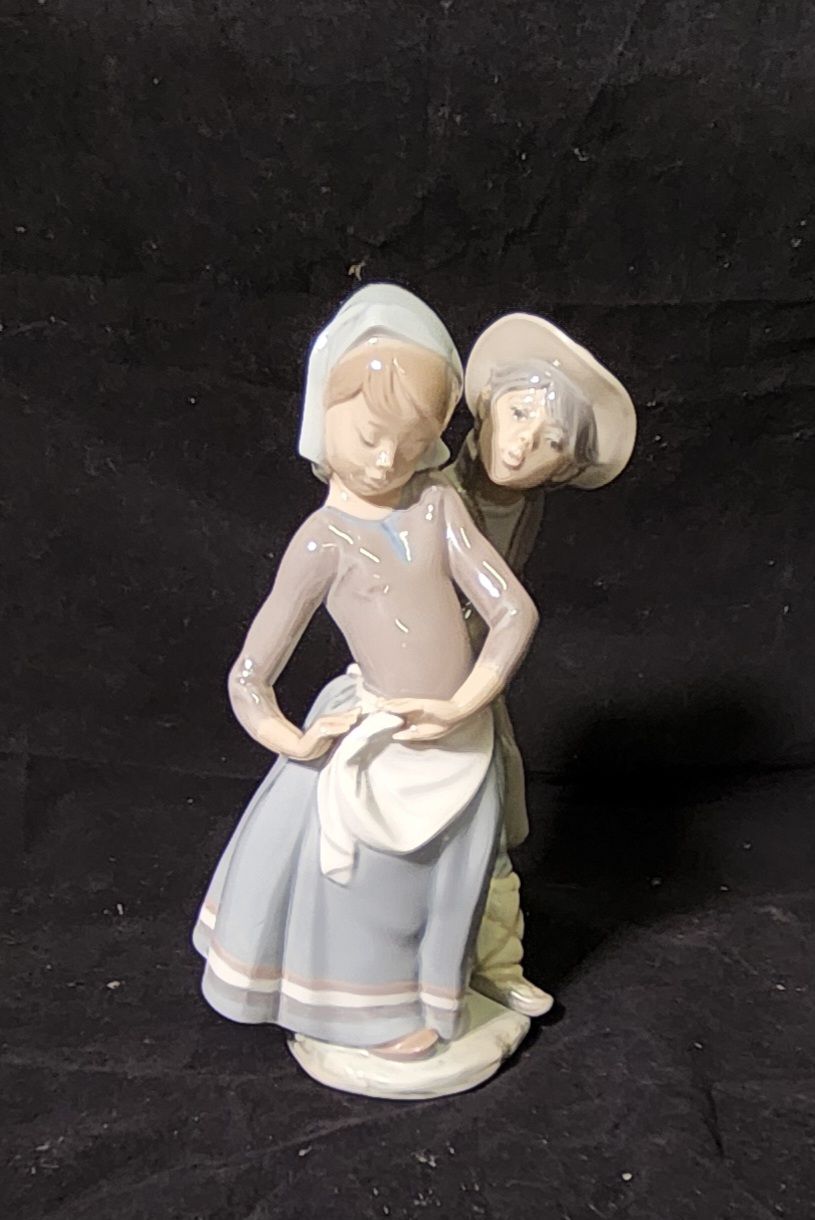 Lot 231: Lladro "Boy meets Girl " 1188.