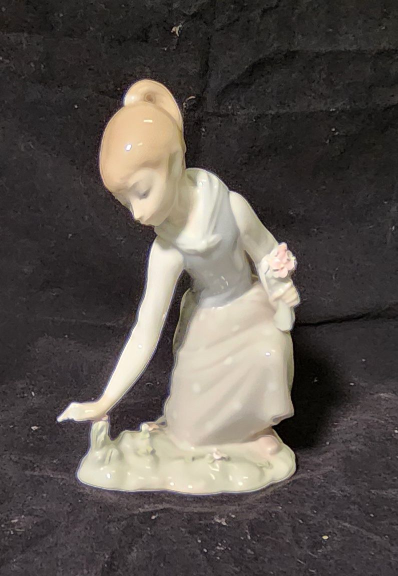 Lot 232: Lladro "Girl gathering Flowers" 1772.