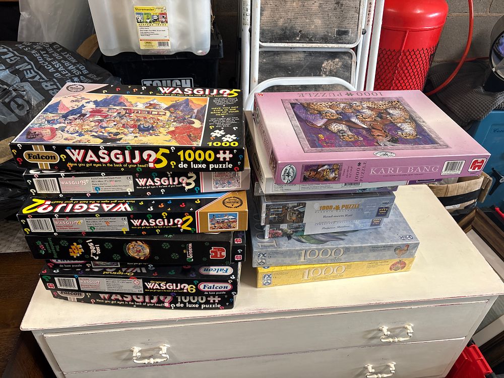 Lot 118b: Job lot Jigsaws and carrier