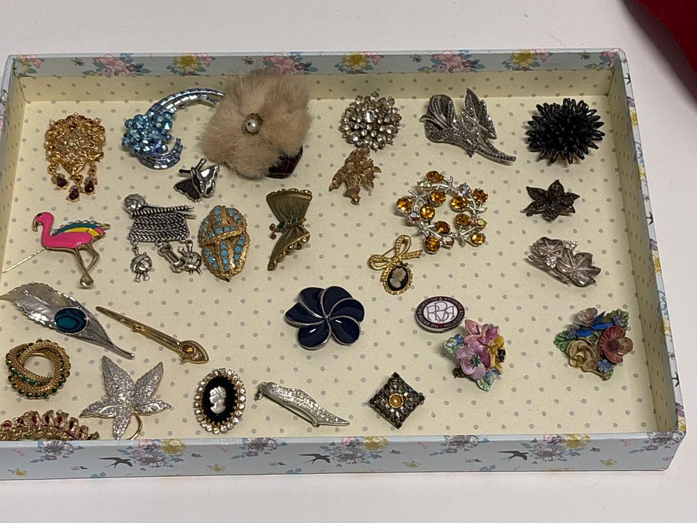 Lot 266: Selection of brooches and Badges
