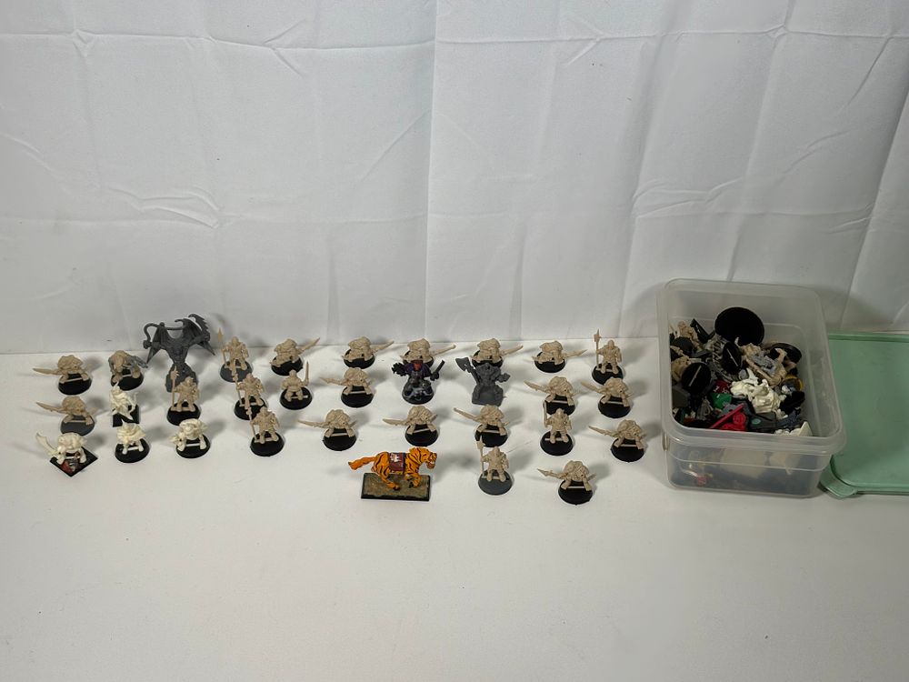 Lot 292a: Selection of Warhammer type figures and a tub of other bits