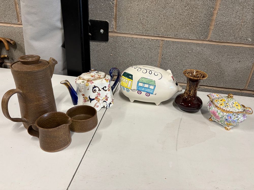 Lot 242b: A selection of House Clearance Ceramics