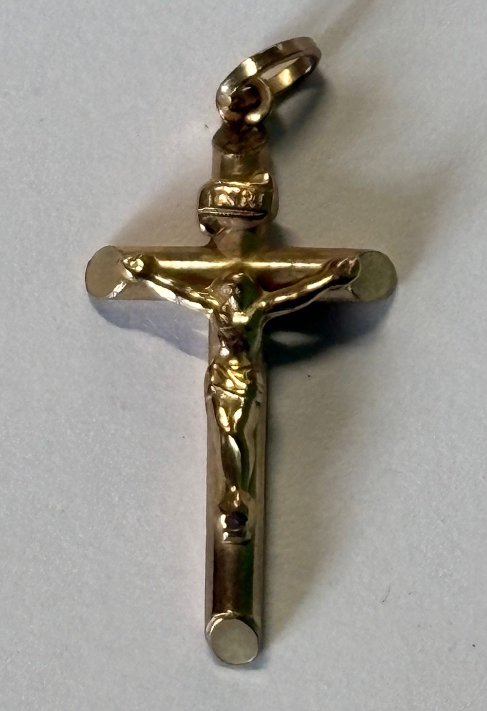 Lot 184: Nine Carat Gold Crucifix Pendant
