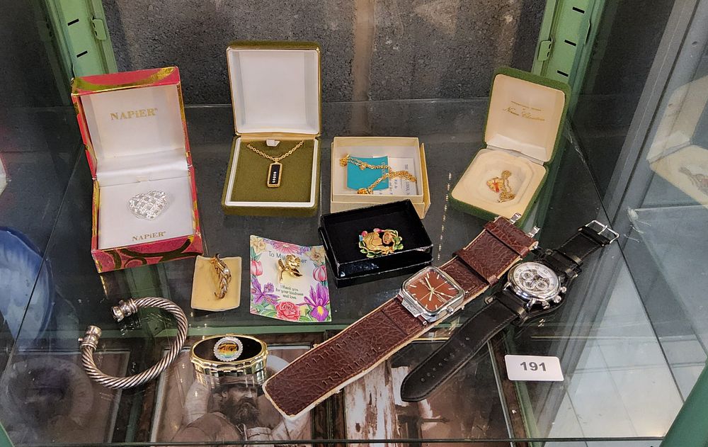 Lot 191: Job lot of costume jewellry.Plus 2 watches.