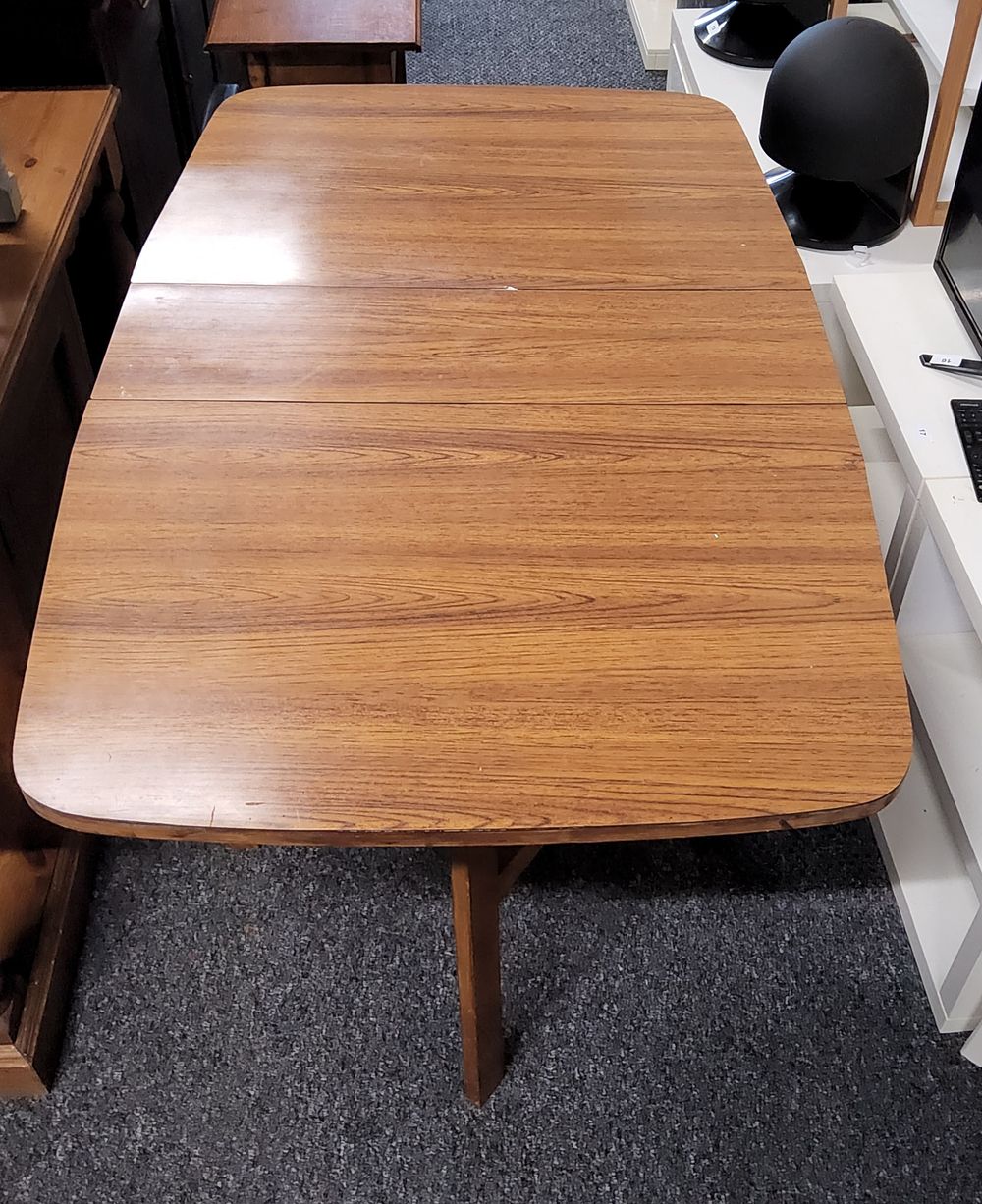 Lot 156: Drop- Leaf table.