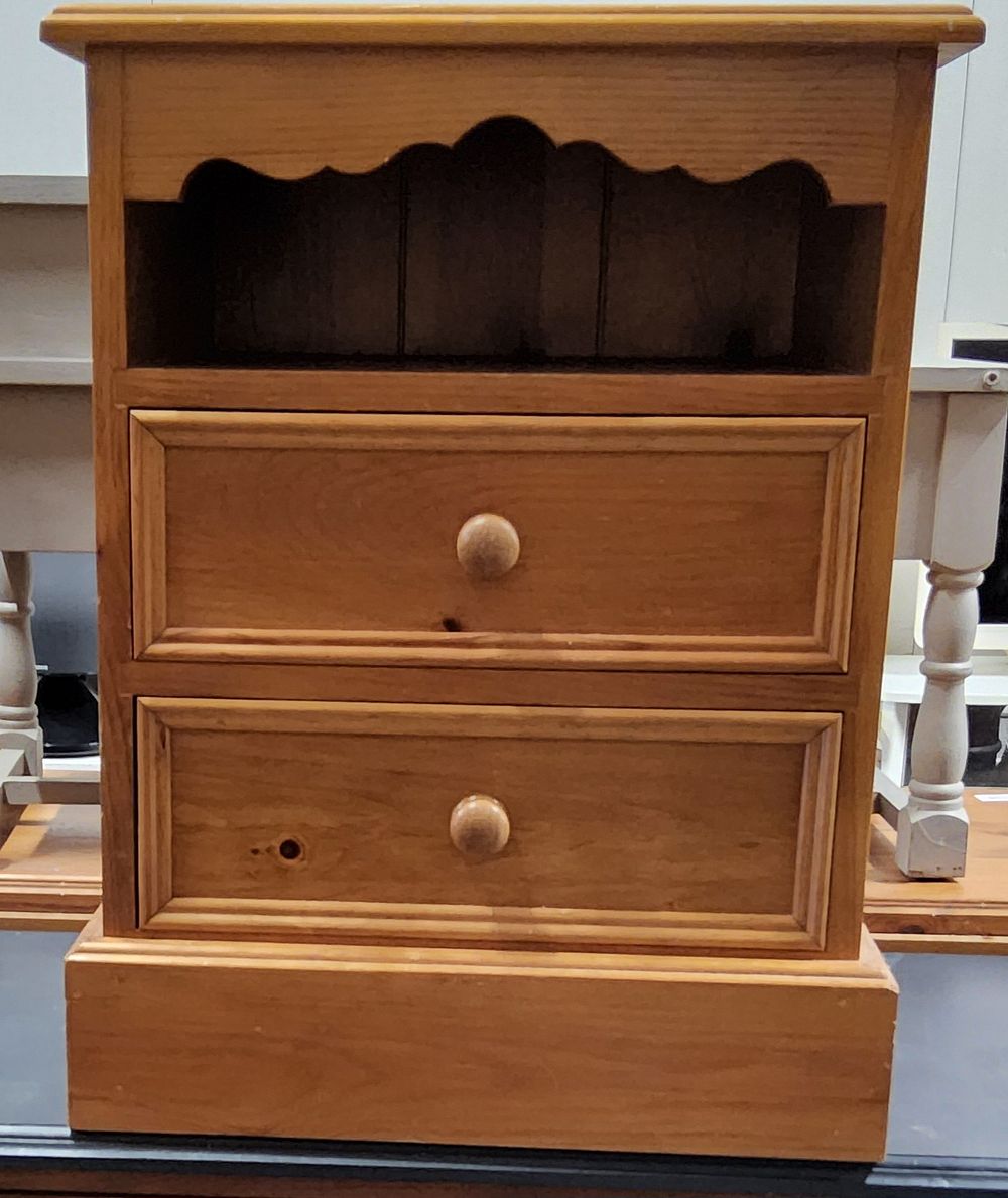 Lot 165: Bedside unit