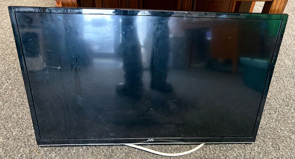Lot 12a: Working JVC 32 inch HD TV