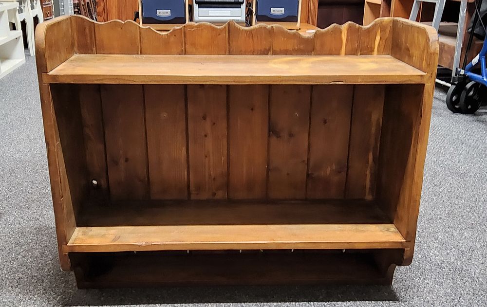 Lot 200a: Pine wall shelves.