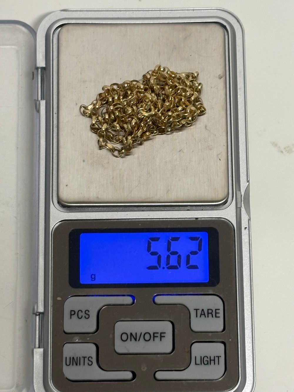 Lot 206: 9 Carat Gold Chain .