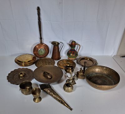 Mixed lot of copper and brass items . Weighs approx 2.5 kg .