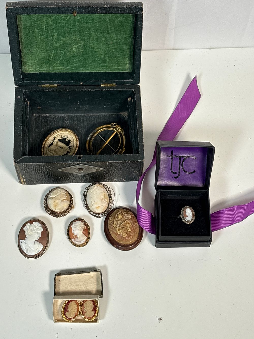 Lot 199: Old box with vintage Cameos