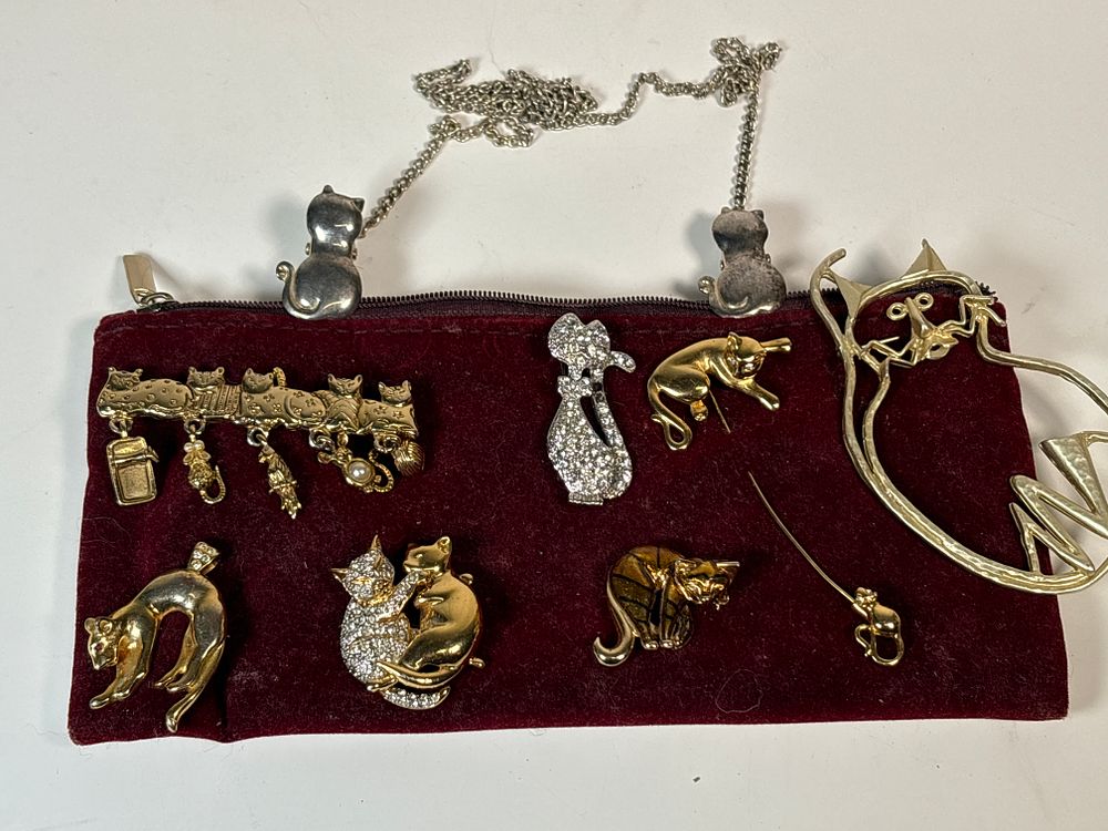 Lot 194: Selection of Cat and Mouse Brooches