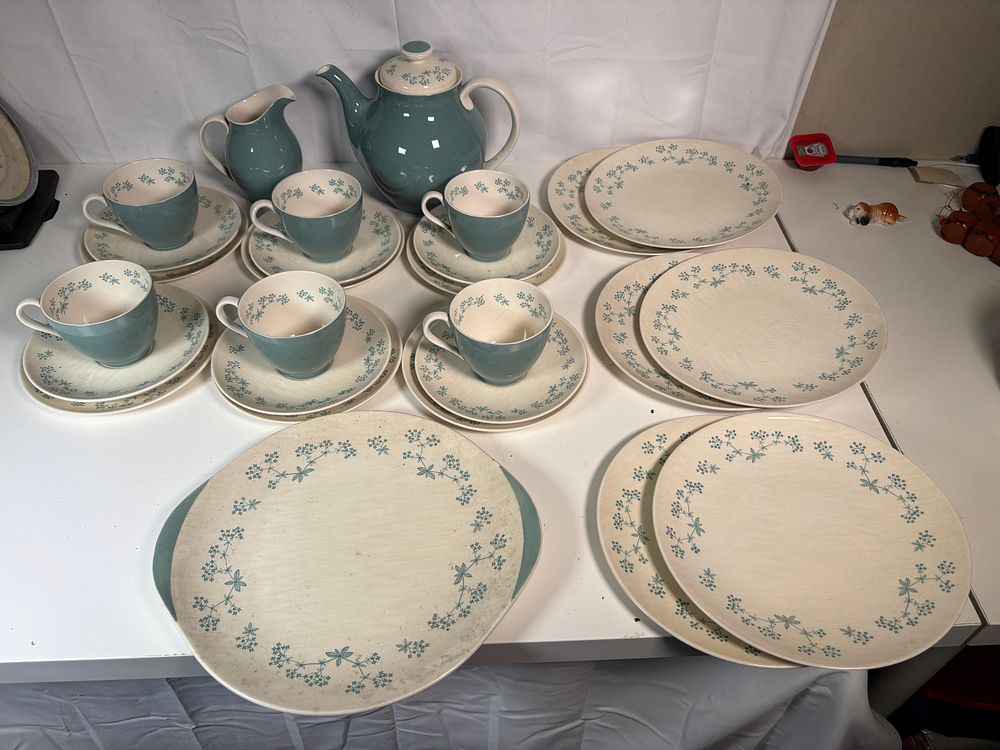 Lot 162: Royal Doulton April Showers Tea Set