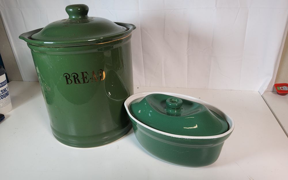 Lot 177: Bread bin and casserole dish