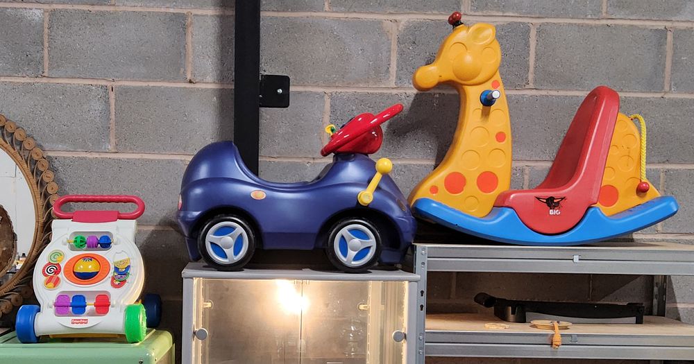 Lot 185: Collection of 3 large toys