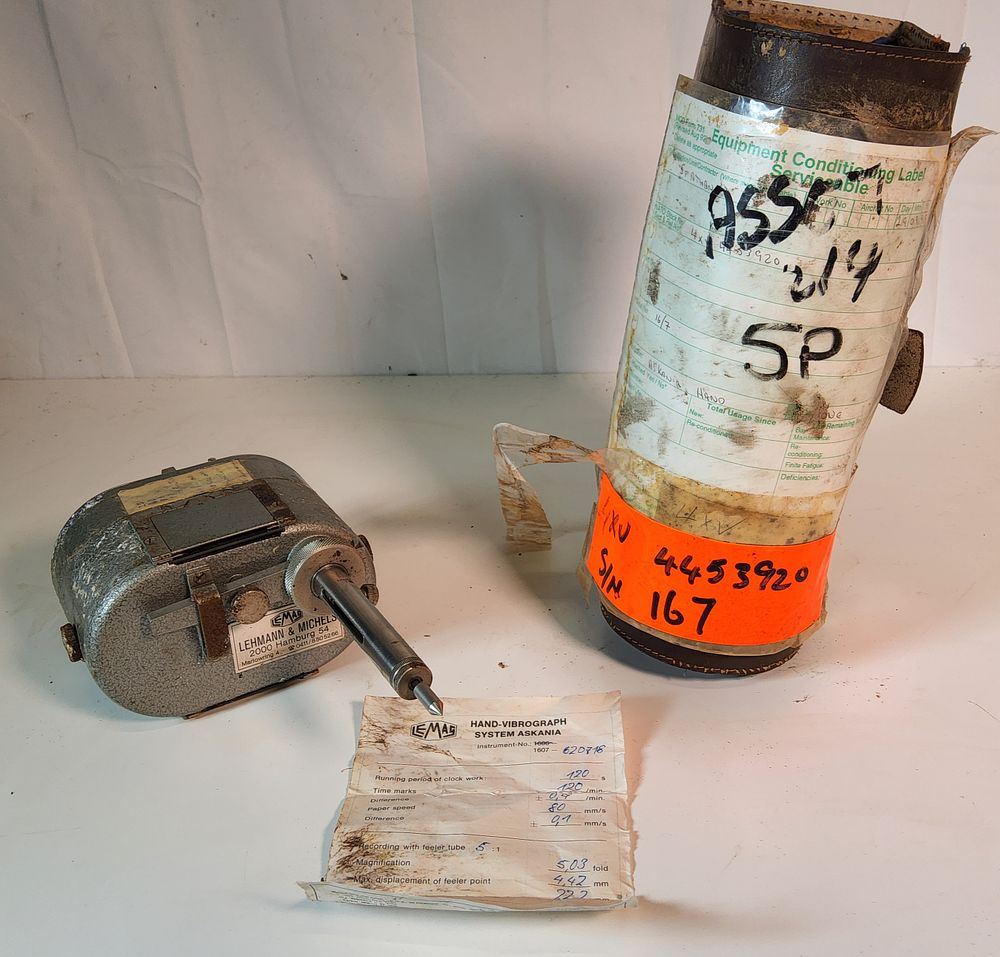 Lot 216:  The Askania Hand Vibrograph (Militaria)
Military Aviation test Item for Vibration Analysis. (From RAF St Athan) . As Pictured.