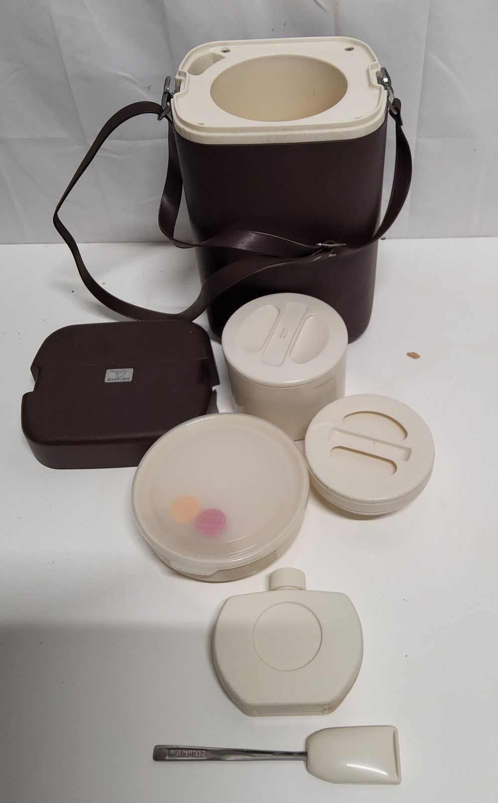 Lot 225: Vintage Zojirushi insulated lunch box. 11" height.
As pictured.