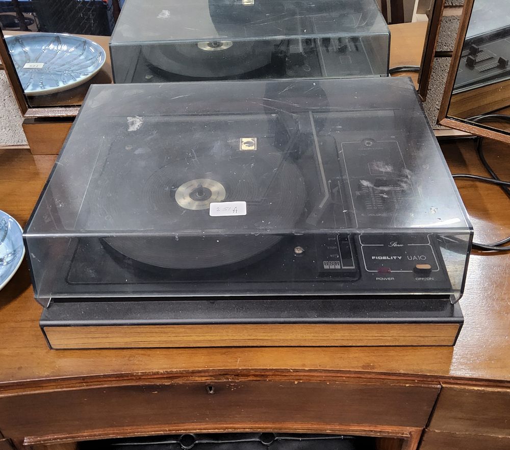 Lot 251a: Vintage Fidelity UA10 music system