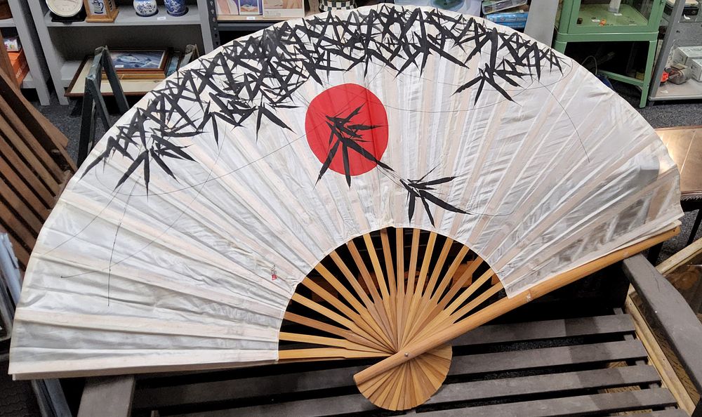 Lot 253: Large Oriental Display fan. 51".