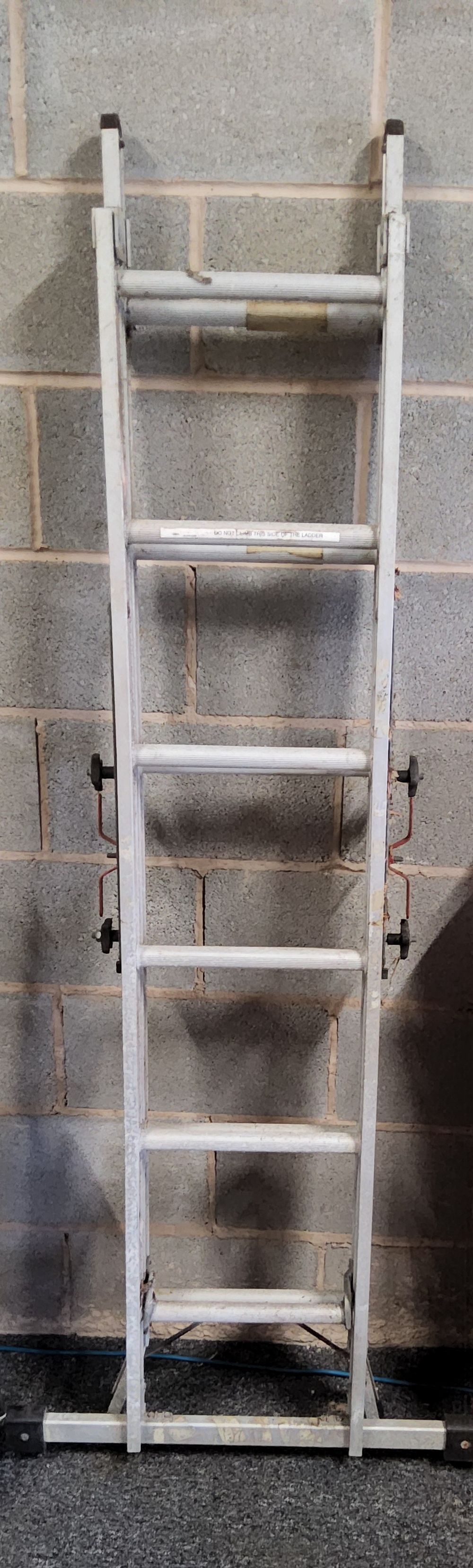 Lot 256: Aluminium Extendable roof ladder.