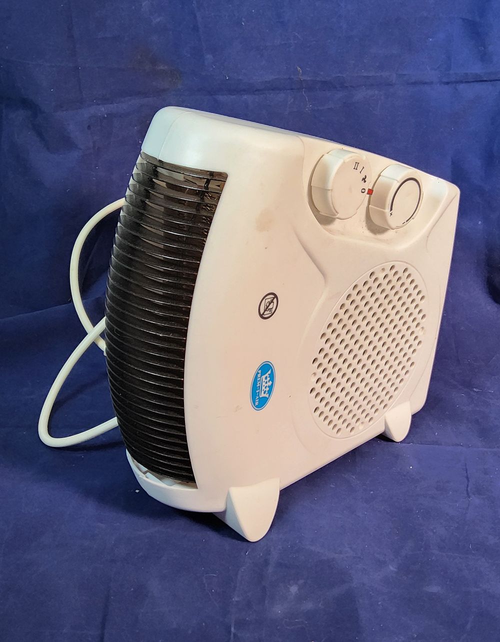 Lot 13a: 2kW upright fan heater.