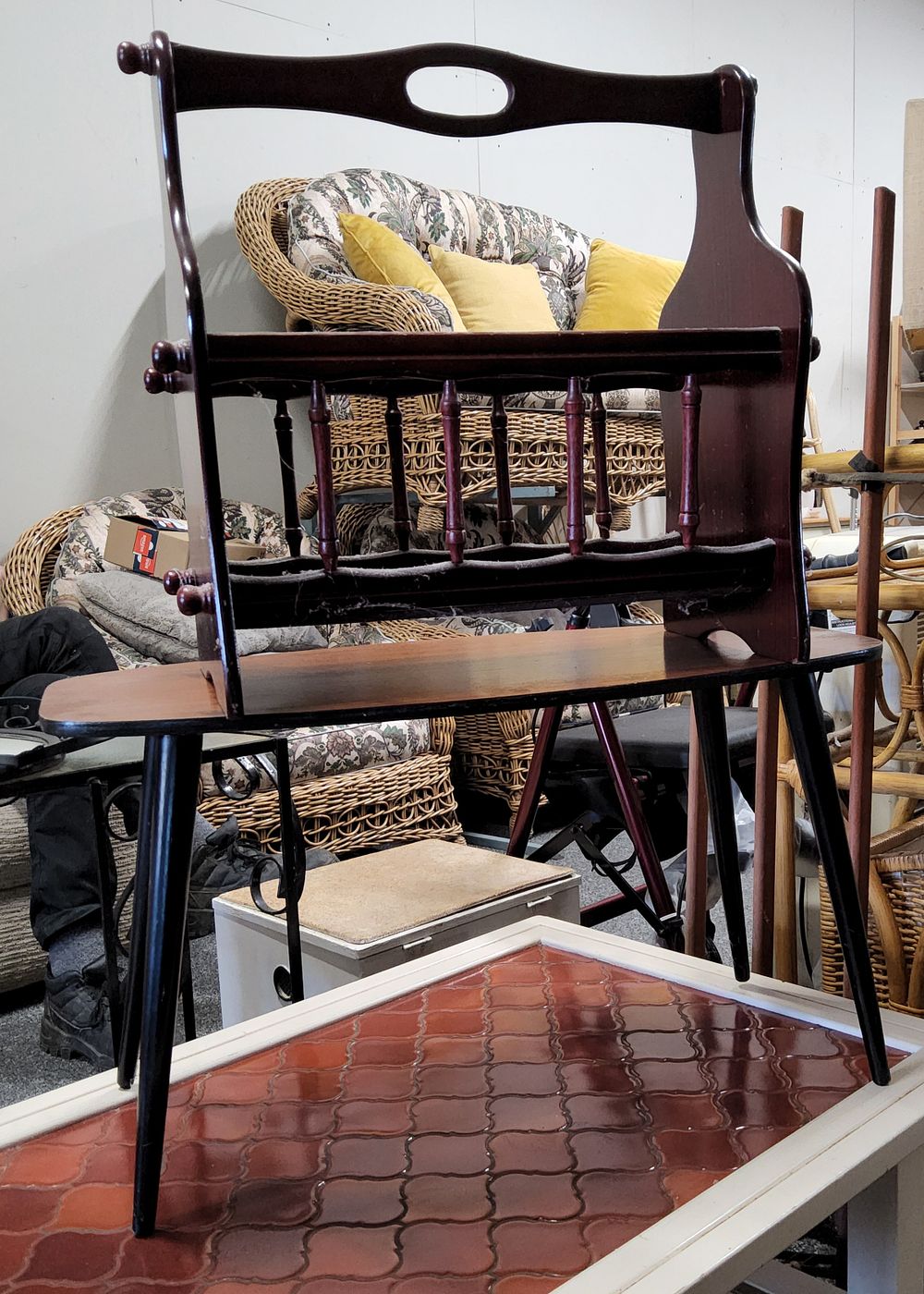 Lot 261: 2 wooden items table and magazine rack