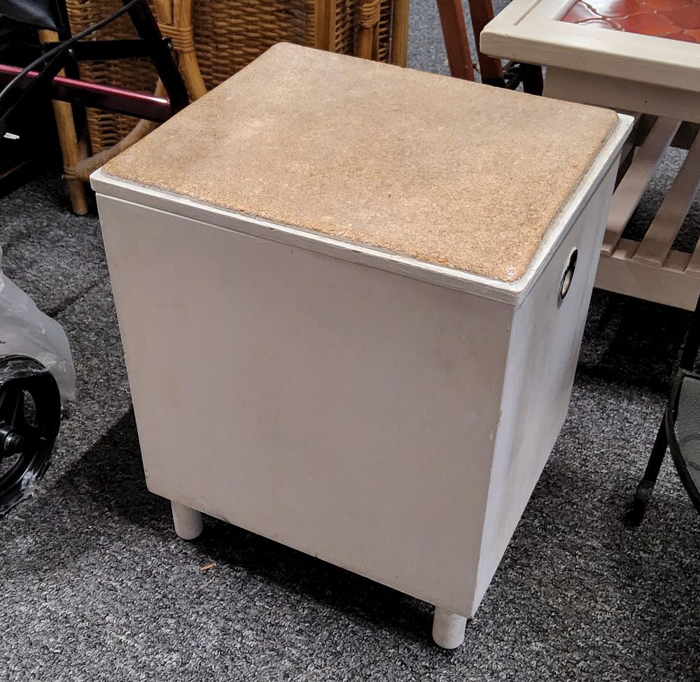 Lot 277: Small Laundry lidded box seat.
