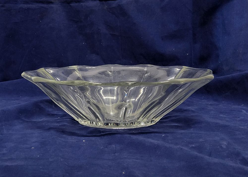 Lot 179a: Vintage Depression glass plate, side or dessert bowl, featuring a scalloped edge and a starburst or "Oyster and Pearl" pattern. 

It is a vintage item, potentially from the 1930s. 