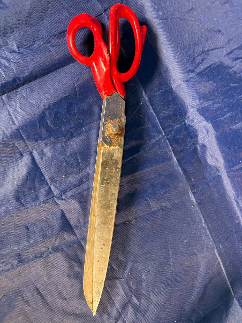 Lot 169: Very Large Pair of Fabric Shears