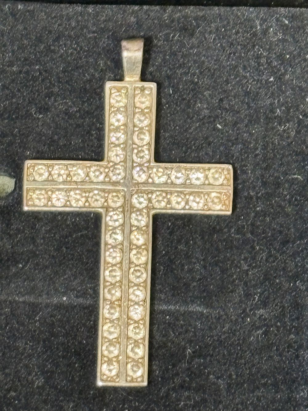 Lot 252: Sterling Silver Cross 10g