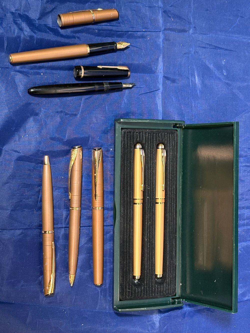 Lot 253: Parker Pens includes 1 14k gold nib fountain pen
