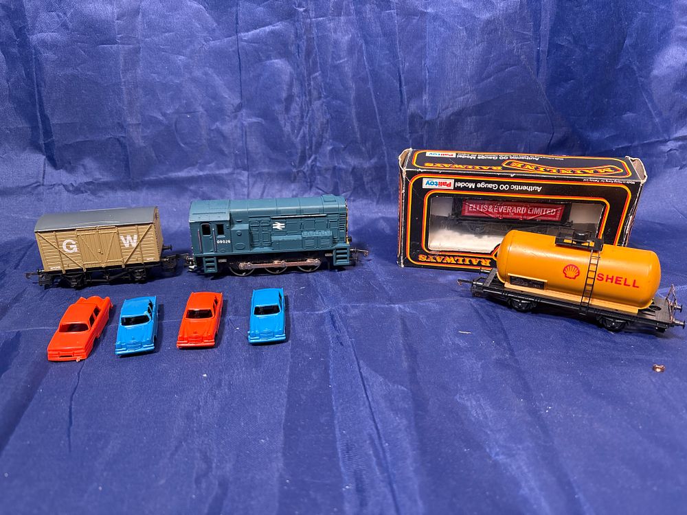 Lot 259: OO gauge Railway Items
