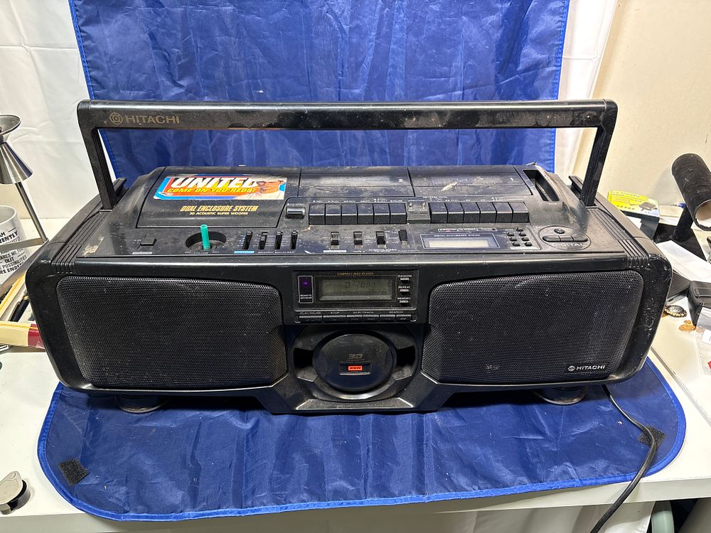 Lot 308: Large Hitachi Retro Ghetto Blaster