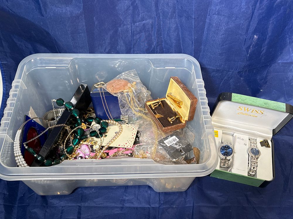 Lot 322: Selection of Jewellery and watches
