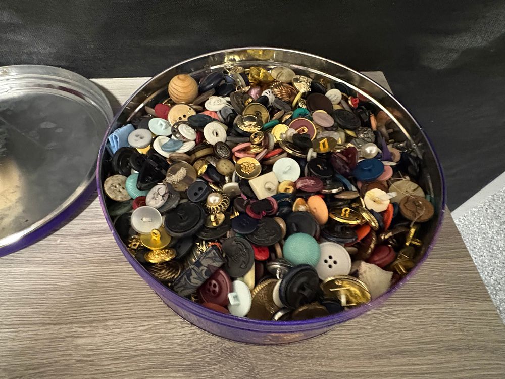 Lot 335: Approx 2kg Tin of Buttons