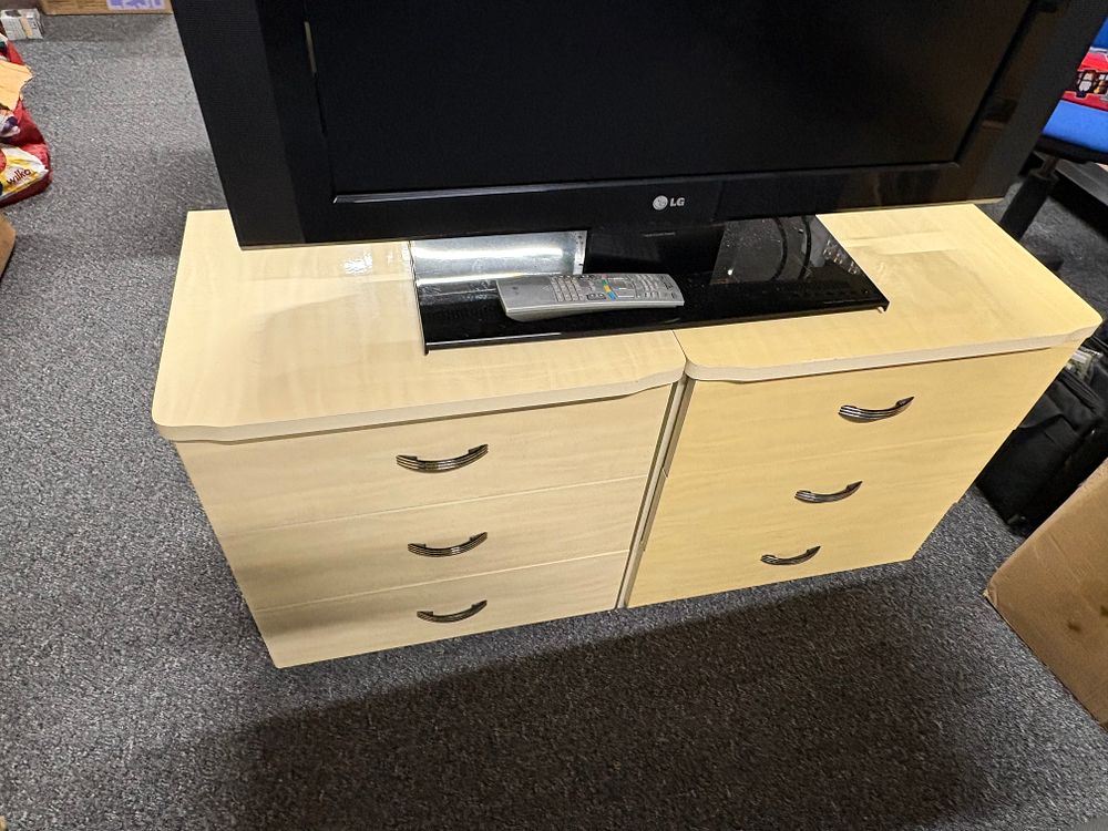 Lot 352: Pair of Bedside cabinets