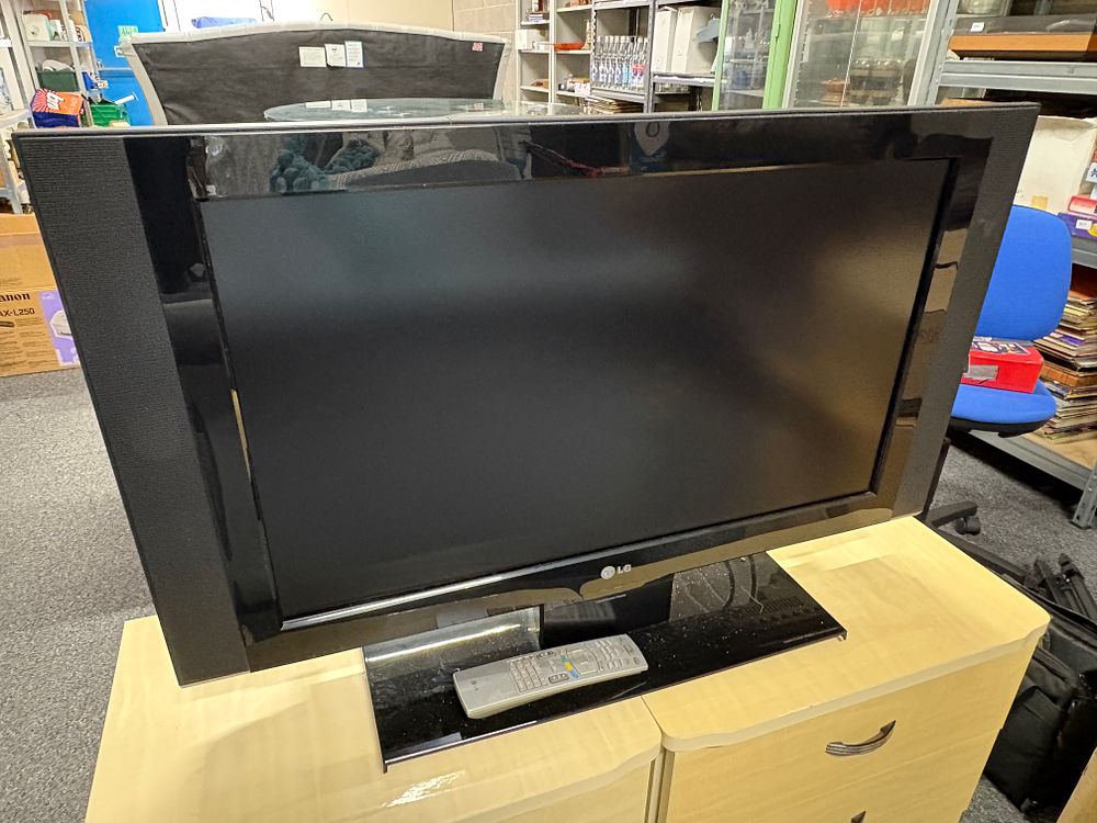 Lot 353: LG 32 inch LCD TV